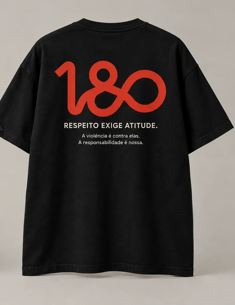 Camiseta preta 180 Traço, costas: 180 em traço vermelho contínuo e Respeito exige atitude.